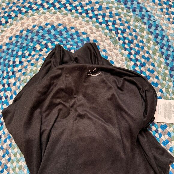NWT Beyond Yoga Black Scarf/Wrap One Size Soft Warm Comfort - Picture 3 of 3